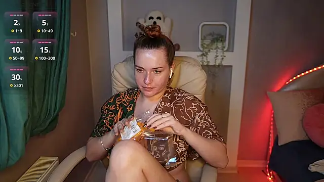 LisaElfy online show from November 25, 2025, 2:28 pm