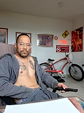 mileflav0r online show from May 16, 2026, 7:27 am