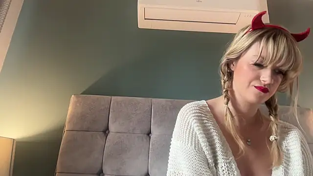 Snapshot of LustfulLuna_ chatting on October 31, 2025, 12:06 pm LustfulLuna online show from October 31, 2025, 12:06 pm