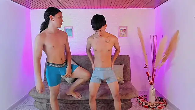 Snapshot of Couples_Wallen chatting on March 6, 2025, 11:20 pm Couples Wallen online show from March 6, 2025, 11:20 pm