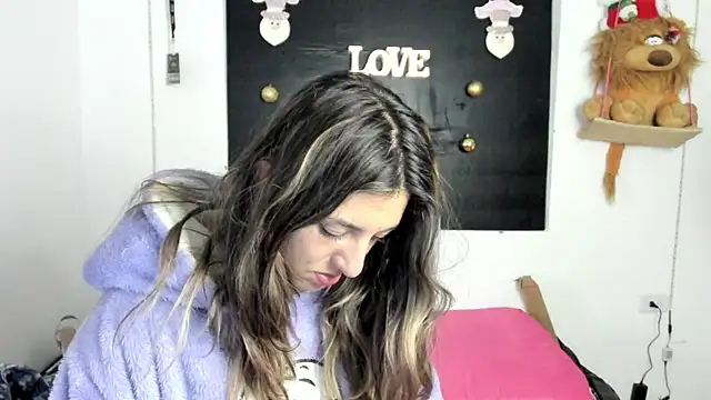 Snapshot of queen-natty chatting on December 9, 2024, 6:01 am queen-natty online show from December 9, 2024, 6:01 am