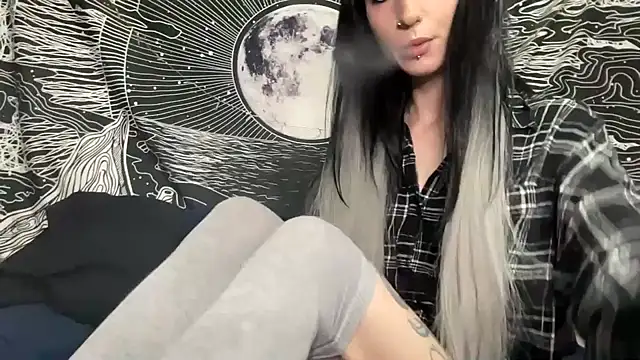 Snapshot of MissMidnightUK chatting on February 10, 2025, 12:19 am MissMidnightUK online show from February 10, 2025, 12:19 am