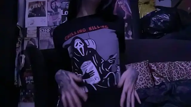 Snapshot of MissMidnightUK chatting on October 30, 2025, 12:34 am MissMidnightUK online show from October 30, 2025, 12:34 am