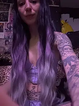 Snapshot of MissMidnightUK chatting on December 5, 2025, 12:08 am MissMidnightUK online show from December 5, 2025, 12:08 am