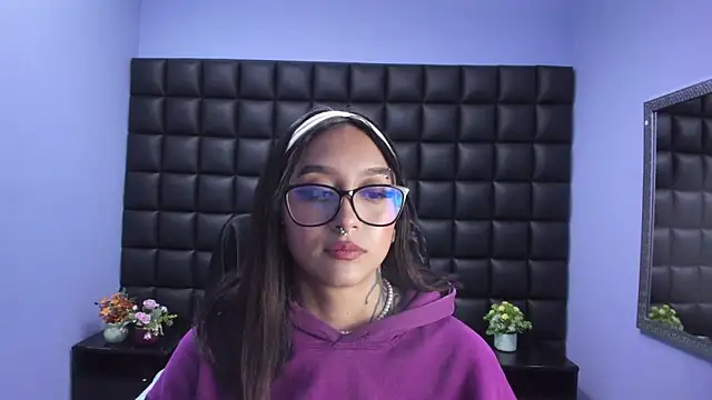 Miaa Thopmson online show from December 20, 2025, 1:56 am