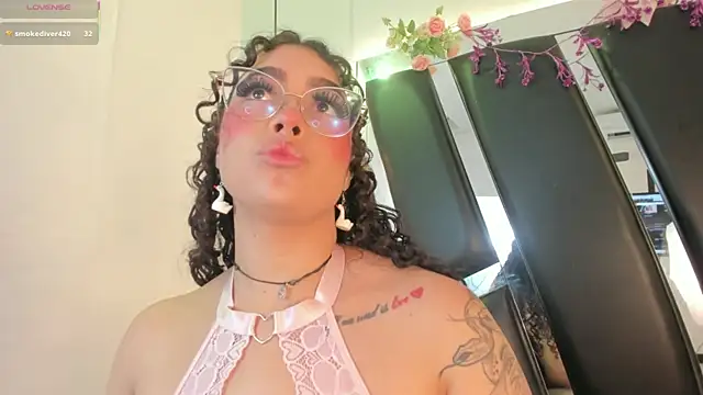 Snapshot of antonelllepiercee chatting on June 3, 2026, 2:33 pm antonelllepiercee online show from June 3, 2026, 2:33 pm