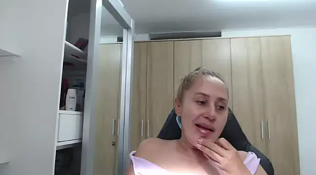 RoxanaLove9 online show from January 5, 2025, 7:17 pm