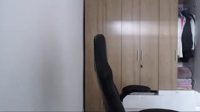 RoxanaLove9 online show from December 15, 2025, 8:35 pm