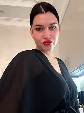 KikiWatson online show from November 28, 2025, 9:01 am