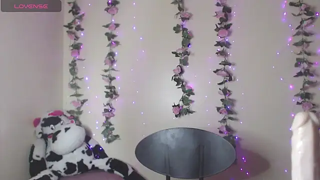 Snapshot of Saloome- chatting on April 25, 2026, 10:40 pm Saloome- online show from April 25, 2026, 10:40 pm