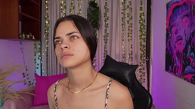 HannaRhodes online show from December 18, 2025, 1:39 pm