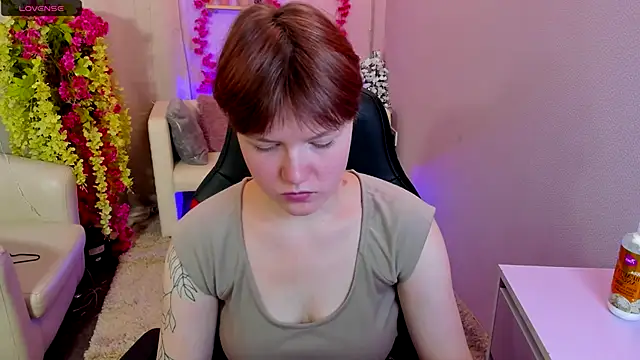 DreamyLuna online show from September 12, 2025, 8:42 pm