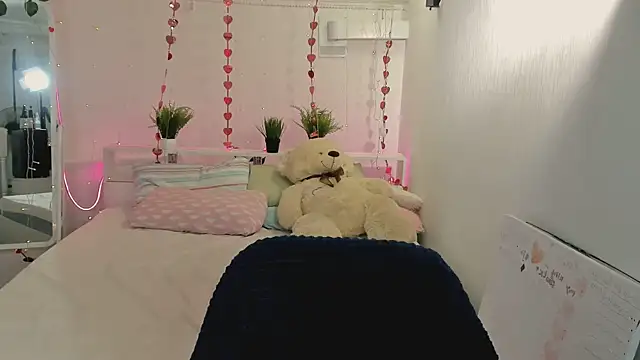 DreamyLuna online show from October 9, 2025, 8:51 pm