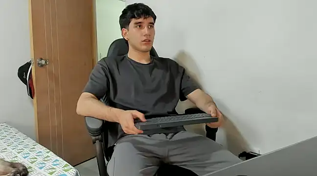 leo030809 online show from December 2, 2024, 10:12 pm