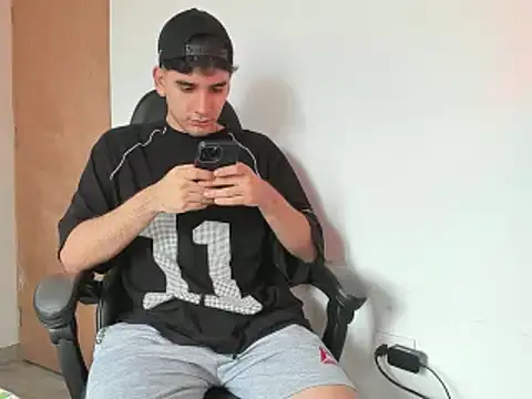 leo030809 online show from March 20, 2025, 3:47 pm