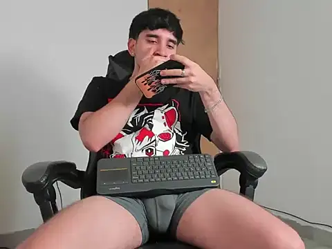 leo030809 online show from April 14, 2026, 8:26 pm