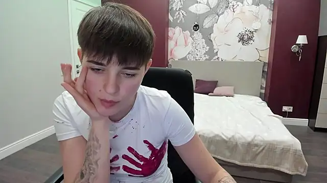 EmiliaYours online show from November 3, 2025, 2:40 pm