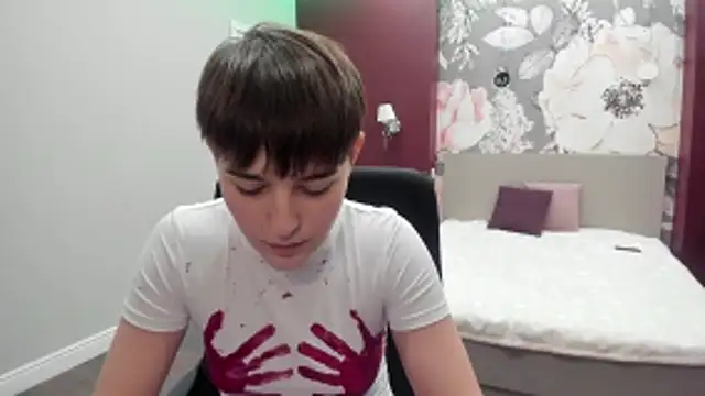 EmiliaYours online show from November 4, 2025, 4:17 pm