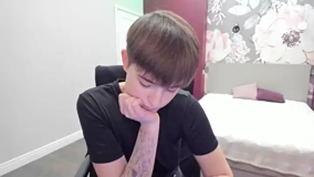 EmiliaYours online show from November 10, 2025, 2:49 pm