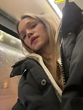 KitteCat online show from December 18, 2024, 4:06 pm