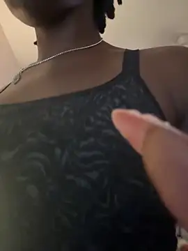 choclatepeaach online show from April 17, 2026, 5:27 pm