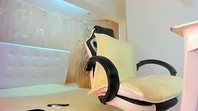 Snapshot of APRILL_FOXX chatting on January 25, 2025, 5:07 am APRILL FOXX online show from January 25, 2025, 5:07 am