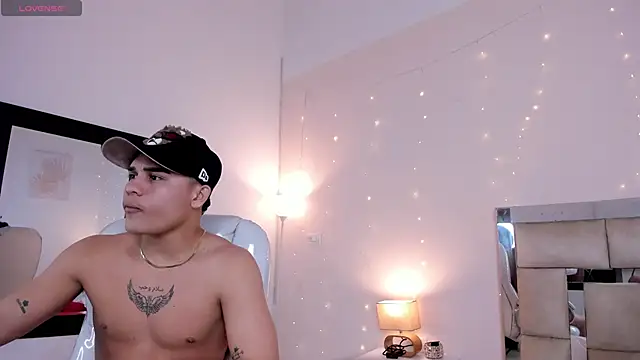 Snapshot of saraandstiven chatting on February 18, 2025, 7:10 am saraandstiven online show from February 18, 2025, 7:10 am