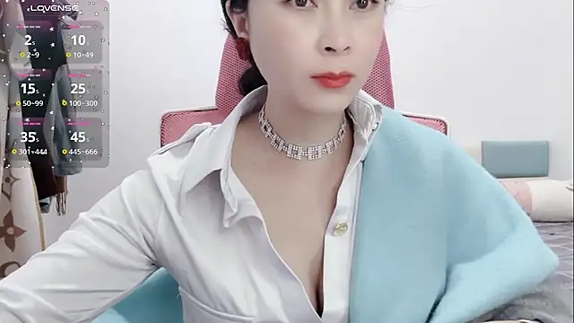 Snapshot of Qwi-V1 chatting on February 6, 2025, 11:37 pm Qwi-V1 online show from February 6, 2025, 11:37 pm