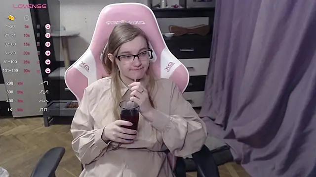 Snapshot of Tomato_Tease chatting on March 8, 2025, 7:31 pm Tomato Tease online show from March 8, 2025, 7:31 pm