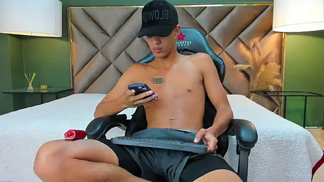 Tyler Rodriguez online show from September 30, 2025, 11:10 pm