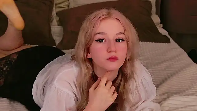 Snapshot of NaomiLoys chatting on March 21, 2025, 8:40 pm NaomiLoys online show from March 21, 2025, 8:40 pm