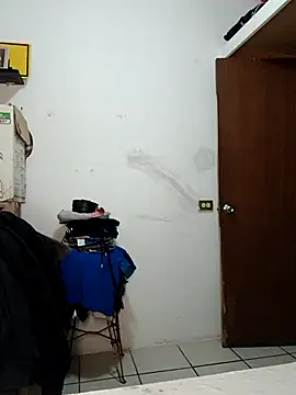 jhonyhot9292 online show from February 23, 2026, 10:40 pm