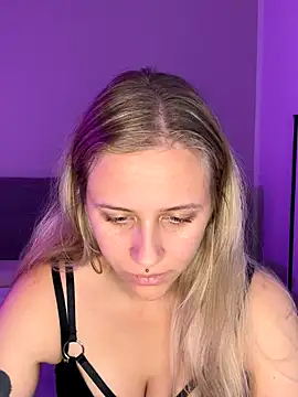 lunawolf21 online show from October 20, 2025, 6:47 am