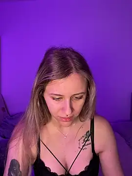 lunawolf21 online show from February 16, 2026, 7:37 am