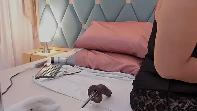 isabella walton online show from February 20, 2026, 11:22 am