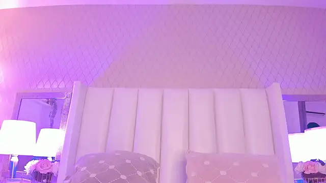 SophiaSmiiths  online show from October 31, 2025, 9:05 pm