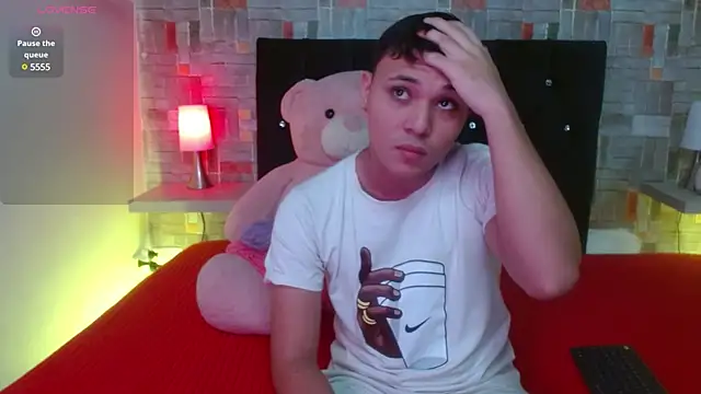 couple lovelyds online show from February 11, 2025, 12:37 pm