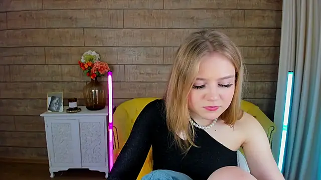 Snapshot of SelinSwarovski chatting on February 4, 2025, 2:49 am SelinSwarovski online show from February 4, 2025, 2:49 am