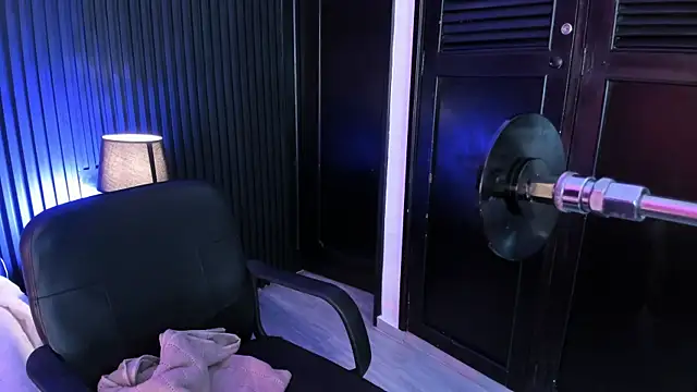 MiiaaMoonroee online show from April 14, 2026, 5:24 am