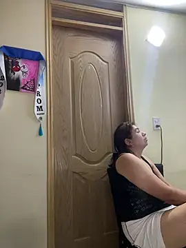 alissonfernandez  online show from April 4, 2026, 9:34 pm