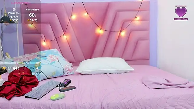 Snapshot of hornybarelylegalgirl chatting on April 2, 2026, 12:25 pm hornybarelylegalgirl online show from April 2, 2026, 12:25 pm