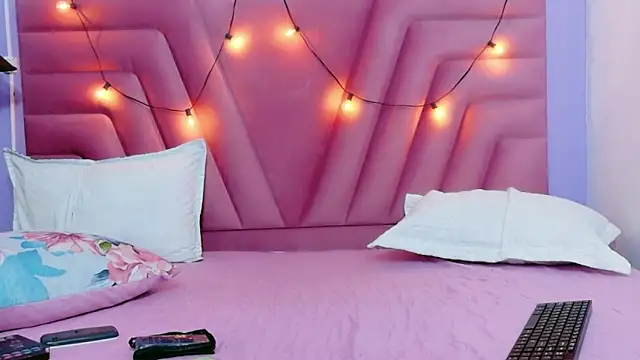 Snapshot of hornybarelylegalgirl chatting on April 11, 2026, 12:31 pm hornybarelylegalgirl online show from April 11, 2026, 12:31 pm