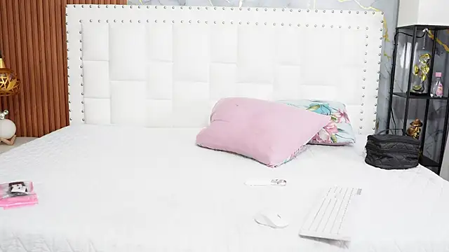 Snapshot of hornybarelylegalgirl chatting on May 19, 2026, 1:44 am hornybarelylegalgirl online show from May 19, 2026, 1:44 am