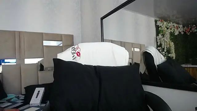 Snapshot of Queenjenn__ chatting on December 17, 2024, 2:11 pm Queenjenn online show from December 17, 2024, 2:11 pm