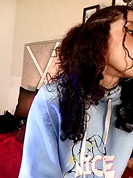 Snapshot of Queenjenn__ chatting on February 16, 2025, 10:21 am Queenjenn online show from February 16, 2025, 10:21 am