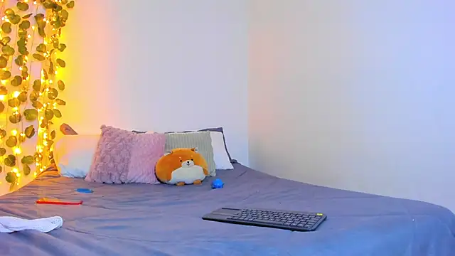 Snapshot of emillyhills chatting on February 5, 2025, 6:46 am emillyhills online show from February 5, 2025, 6:46 am