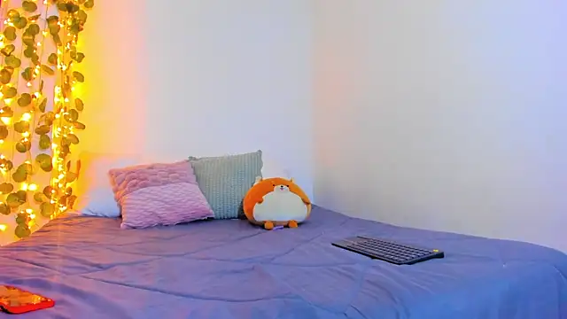 Snapshot of emillyhills chatting on February 6, 2025, 7:24 am emillyhills online show from February 6, 2025, 7:24 am