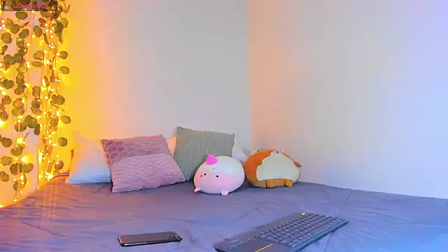 Snapshot of emillyhills chatting on March 9, 2025, 7:45 am emillyhills online show from March 9, 2025, 7:45 am