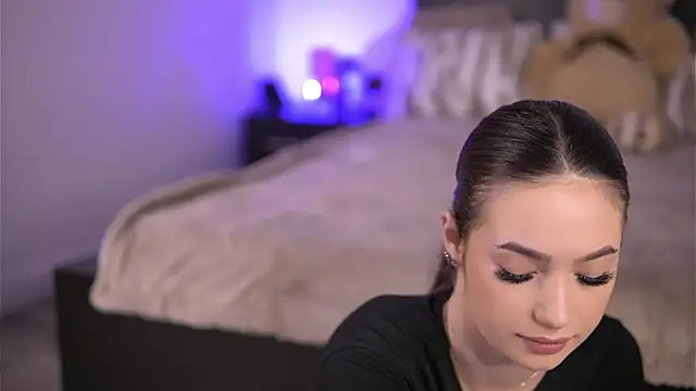 VixenAmour online show from November 12, 2025, 6:47 am