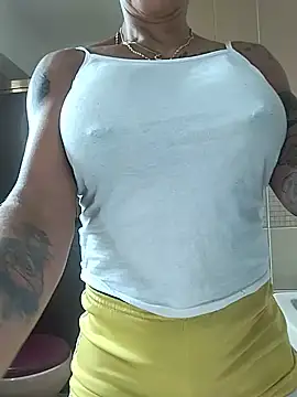 Snapshot of Alison_fitness chatting on May 22, 2026, 12:55 pm Alison fitness online show from May 22, 2026, 12:55 pm